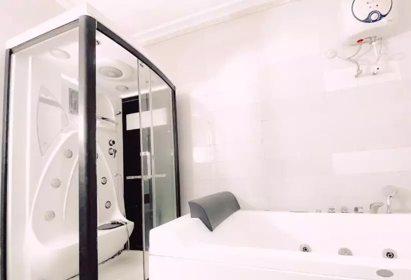 پانسیون Royal Court Lounge & Boutique