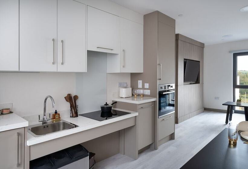 Yugo Explore Melbourn Point