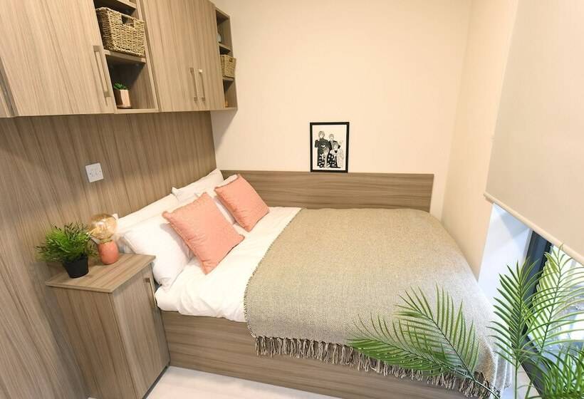 Yugo Explore Melbourn Point