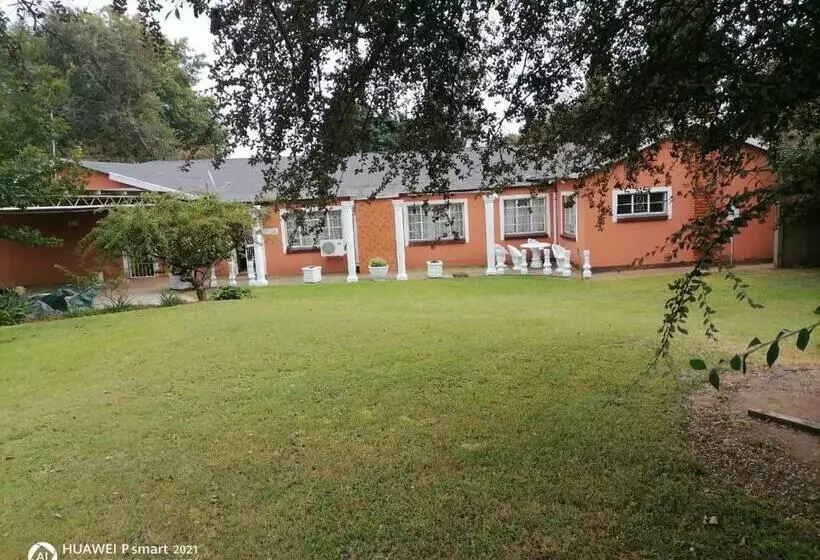 Majatalo Ingwenya Guesthouse