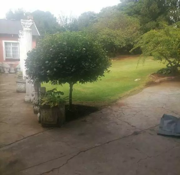 Majatalo Ingwenya Guesthouse