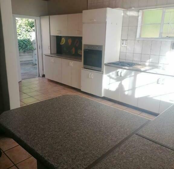 פנסיון Ingwenya Guesthouse