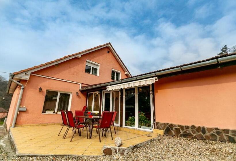 پانسیون House Of Julia