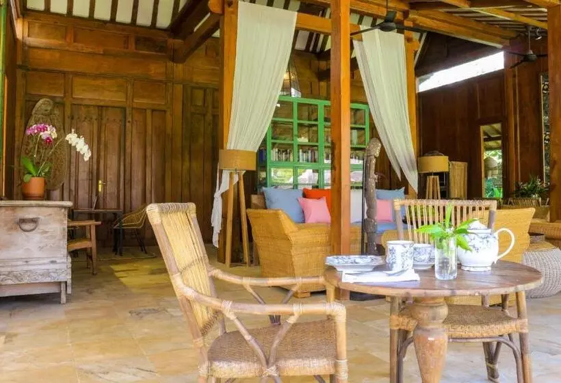 تختخواب و صبحانه Chanteak Bali   Teak House 1