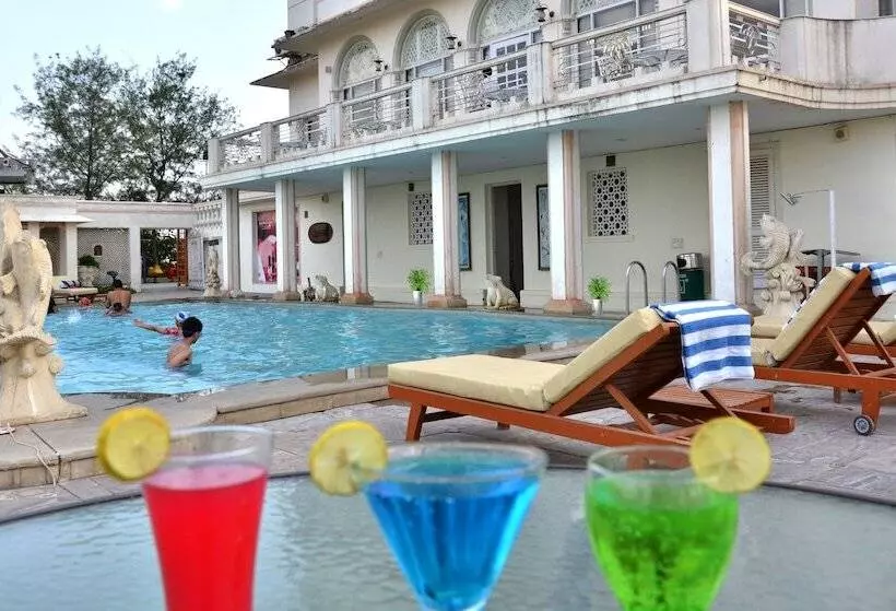 هتل Merwara Estate A Luxury Heritage Resort