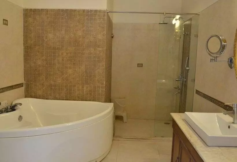 هتل Merwara Estate A Luxury Heritage Resort