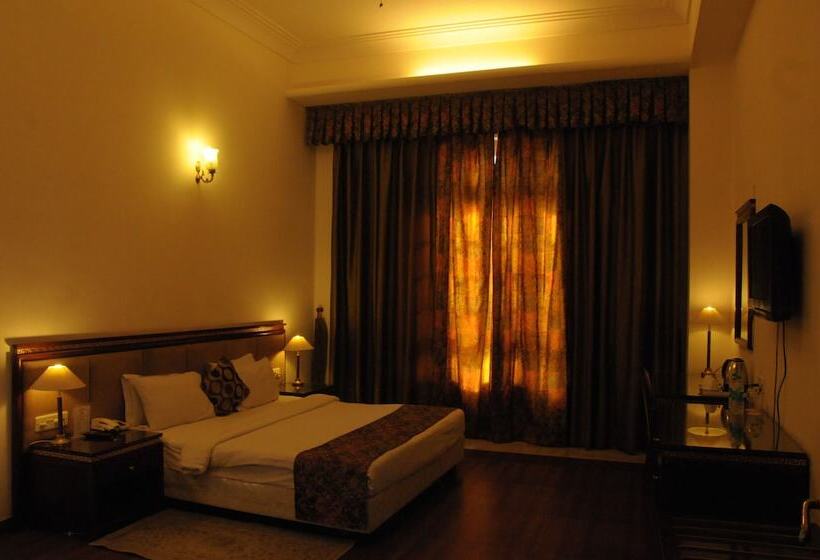 هتل Merwara Estate  A Luxury Heritage Resort