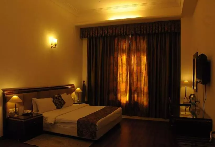 هتل Merwara Estate A Luxury Heritage Resort