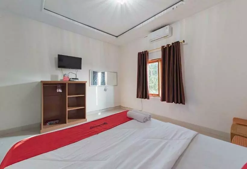 Hotelli Reddoorz Near Ciletuh Sukabumi