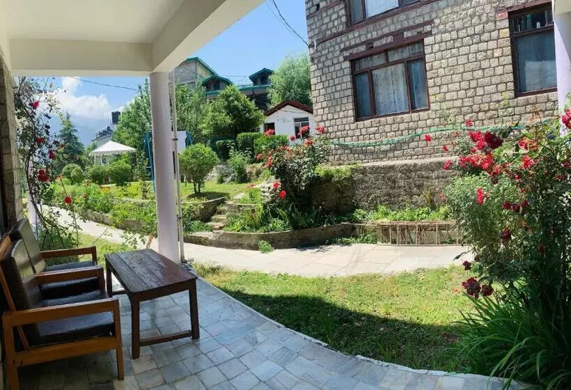 Tourist Hotel 10 Minutes Walking Distance From The Mall