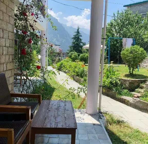 Tourist Hotel 10 Minutes Walking Distance From The Mall