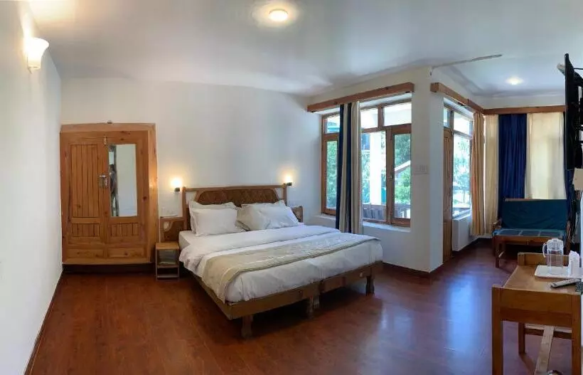 Tourist Hotel 10 Minutes Walking Distance From The Mall