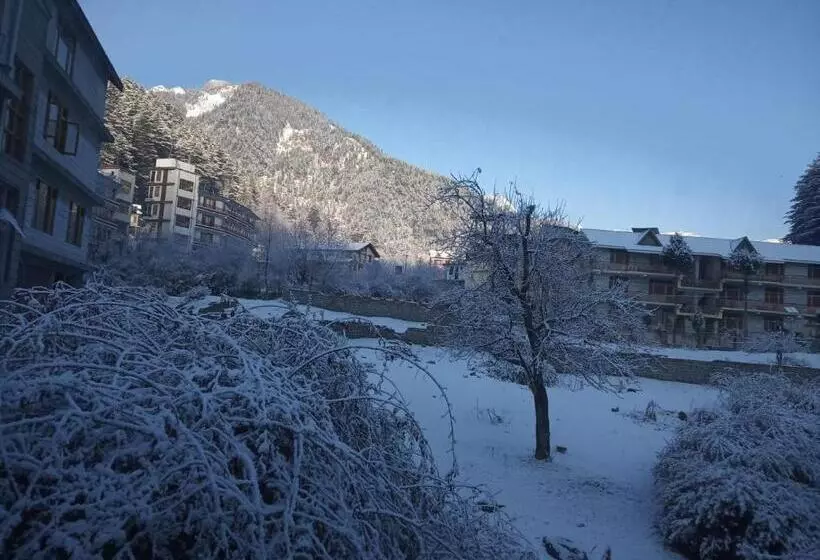 Tourist Hotel 10 Minutes Walking Distance From The Mall