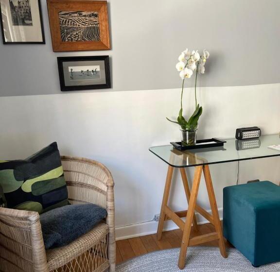 تختخواب و صبحانه Bradwell Views