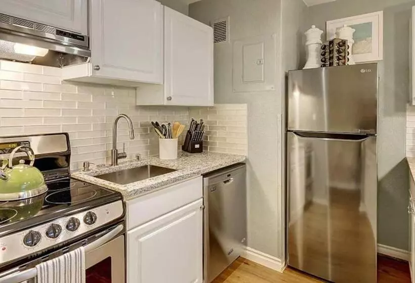 Eclectic Downtown & Cap Hill King Bed & Kitchen