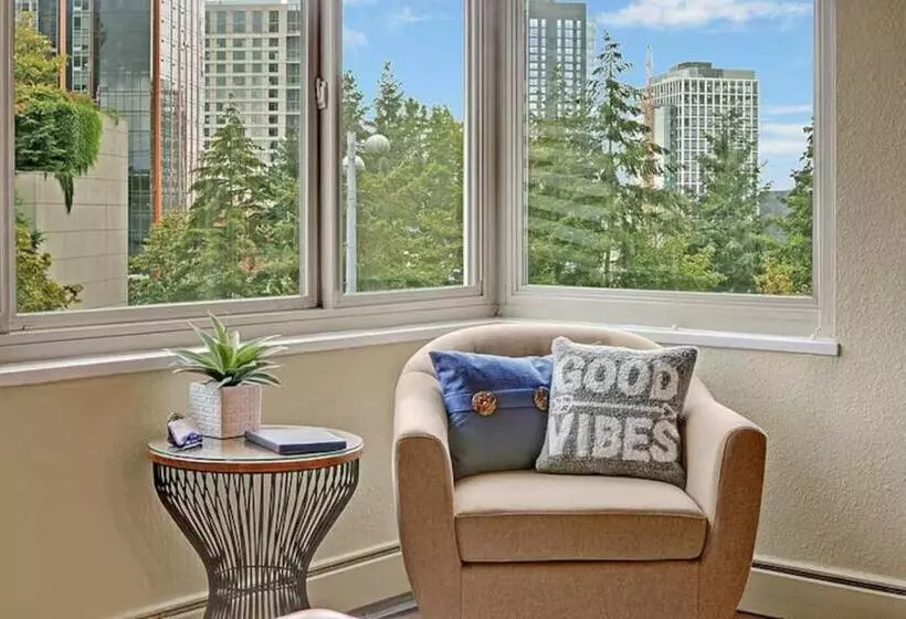 Eclectic Downtown & Cap Hill King Bed & Kitchen