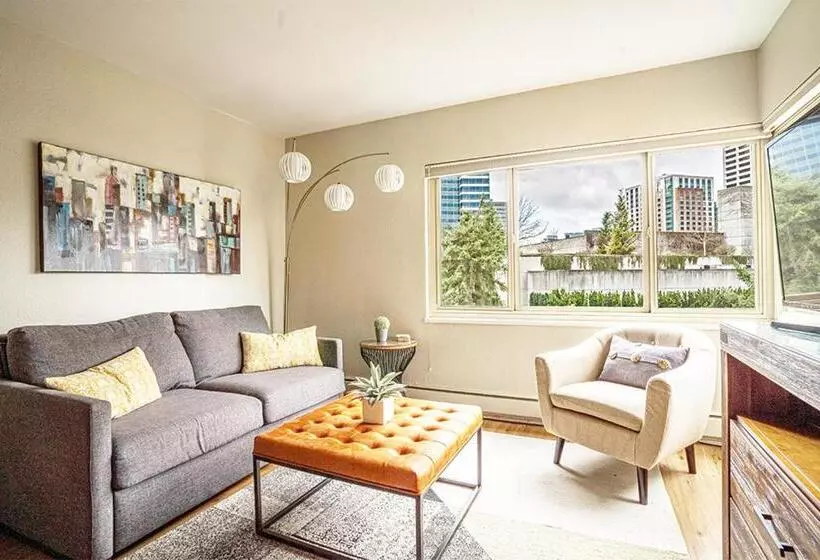 Eclectic Downtown & Cap Hill King Bed & Kitchen