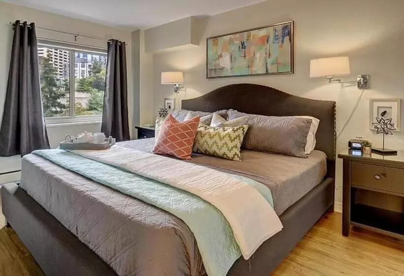Eclectic Downtown & Cap Hill King Bed & Kitchen