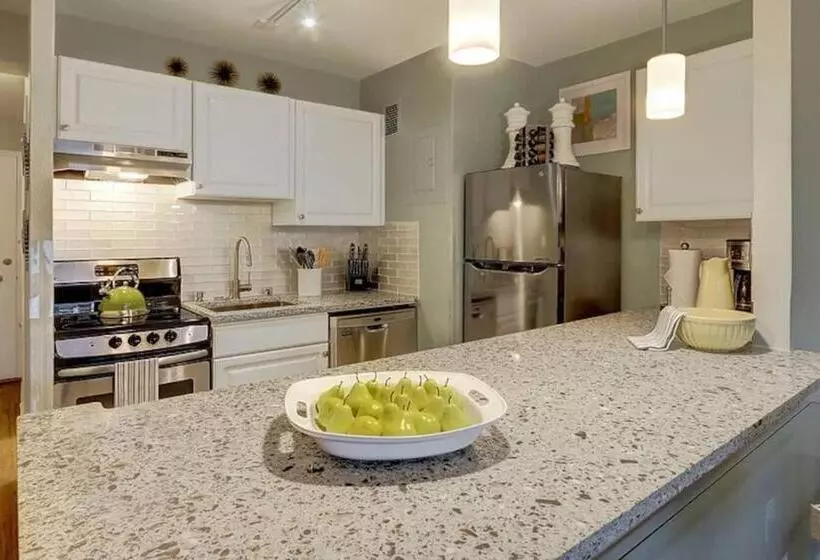 Eclectic Downtown & Cap Hill King Bed & Kitchen