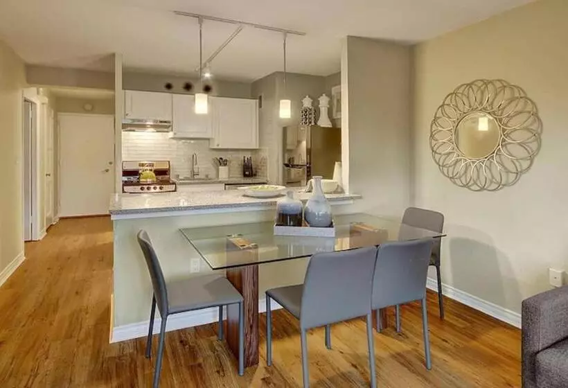 Eclectic Downtown & Cap Hill King Bed & Kitchen