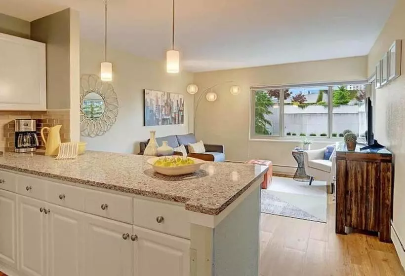 Eclectic Downtown & Cap Hill King Bed & Kitchen