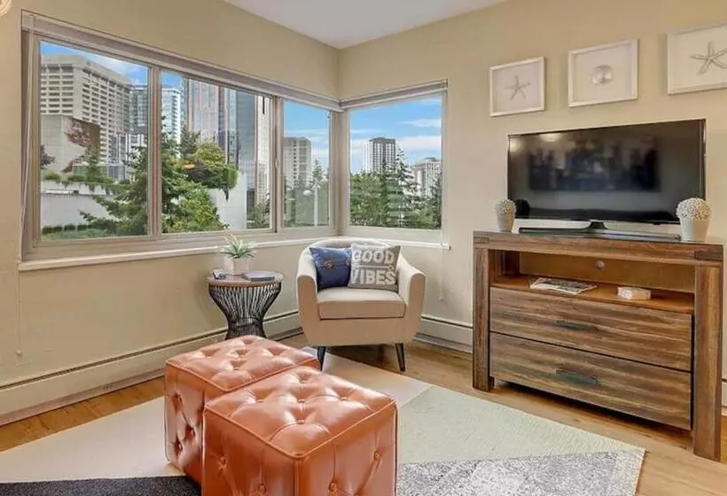 Eclectic Downtown & Cap Hill King Bed & Kitchen