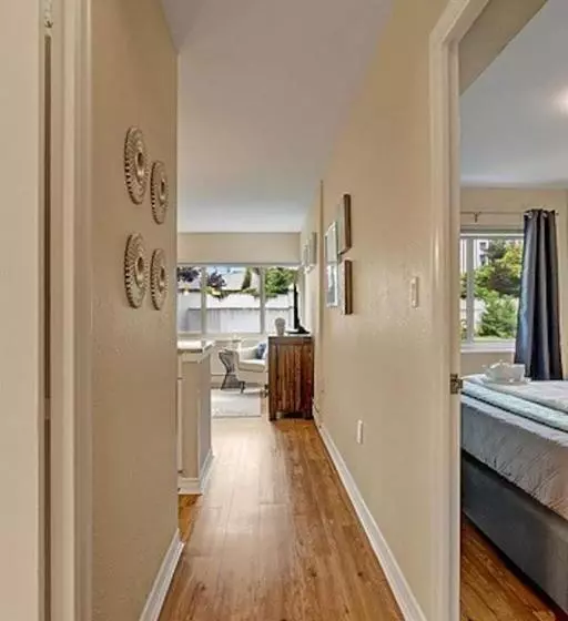 Eclectic Downtown & Cap Hill King Bed & Kitchen