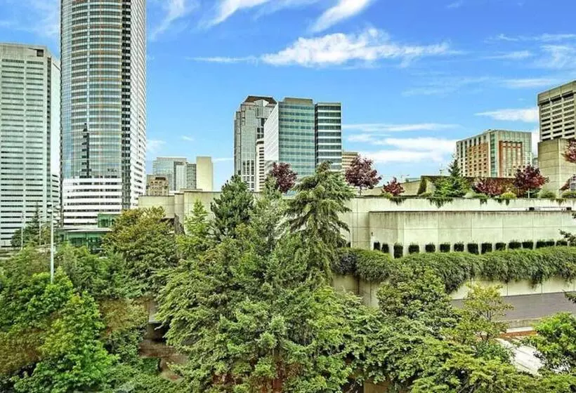 Eclectic Downtown & Cap Hill King Bed & Kitchen