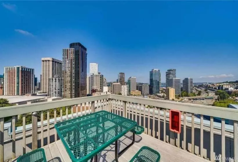 Eclectic Downtown & Cap Hill King Bed & Kitchen