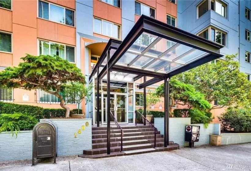 Eclectic Downtown & Cap Hill King Bed & Kitchen