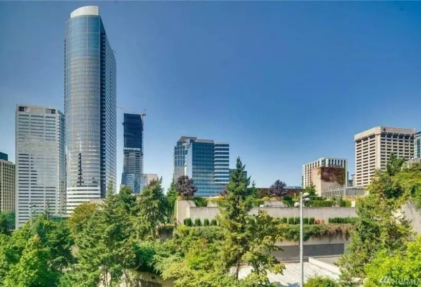 Eclectic Downtown & Cap Hill King Bed & Kitchen