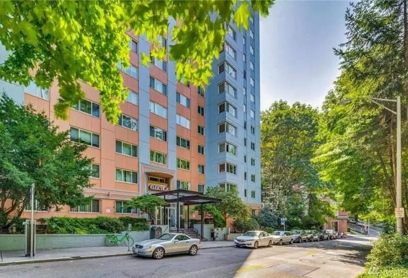 Eclectic Downtown & Cap Hill King Bed & Kitchen