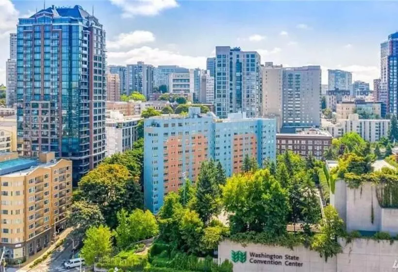 Eclectic Downtown & Cap Hill King Bed & Kitchen