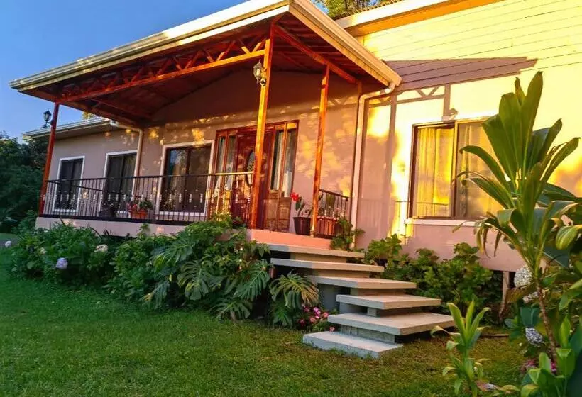 Hotelli Monteverde House