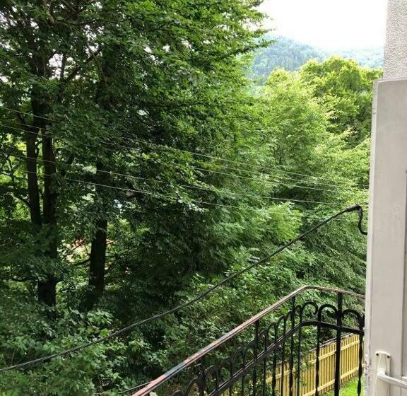 تختخواب و صبحانه Manyi Villa