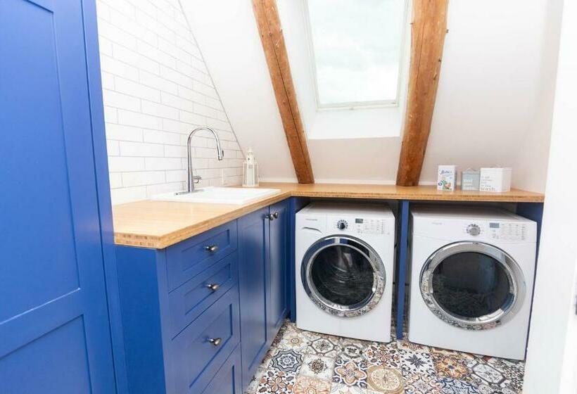 민박 The Yellow Room @ Salisbury Barn