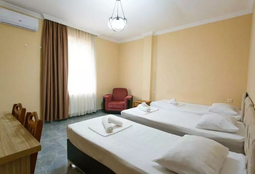 ホテル Golden House