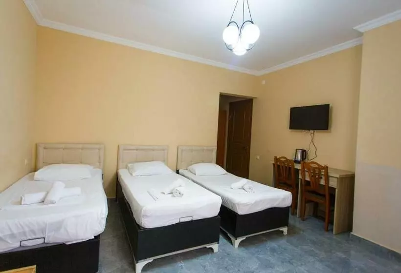 ホテル Golden House