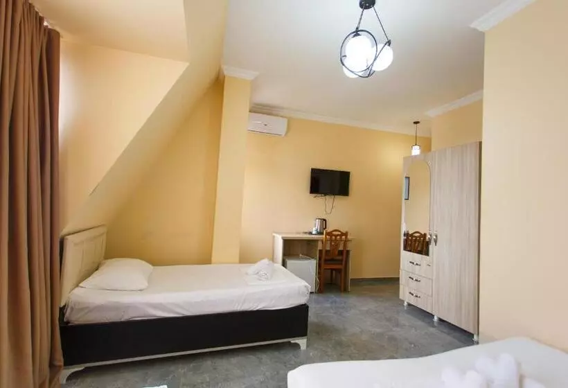 ホテル Golden House