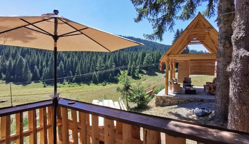 پانسیون Pinetrees Lodge