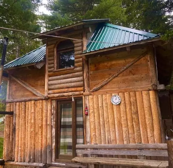 پانسیون Pinetrees Lodge