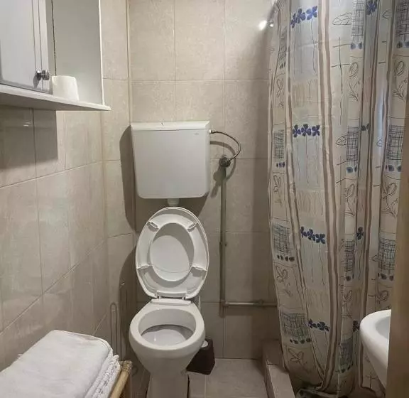 پانسیون Pinetrees Lodge