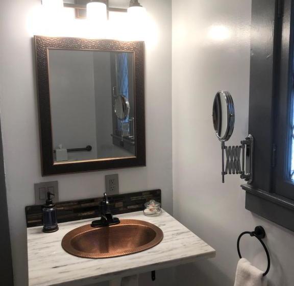 تختخواب و صبحانه Amber House Inn Of Midtown