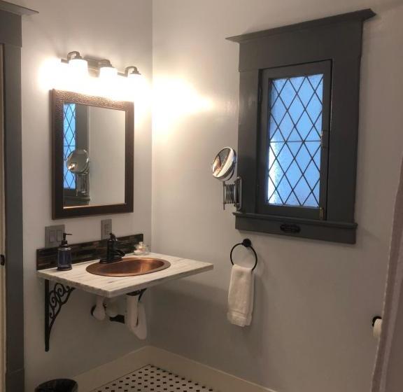 تختخواب و صبحانه Amber House Inn Of Midtown