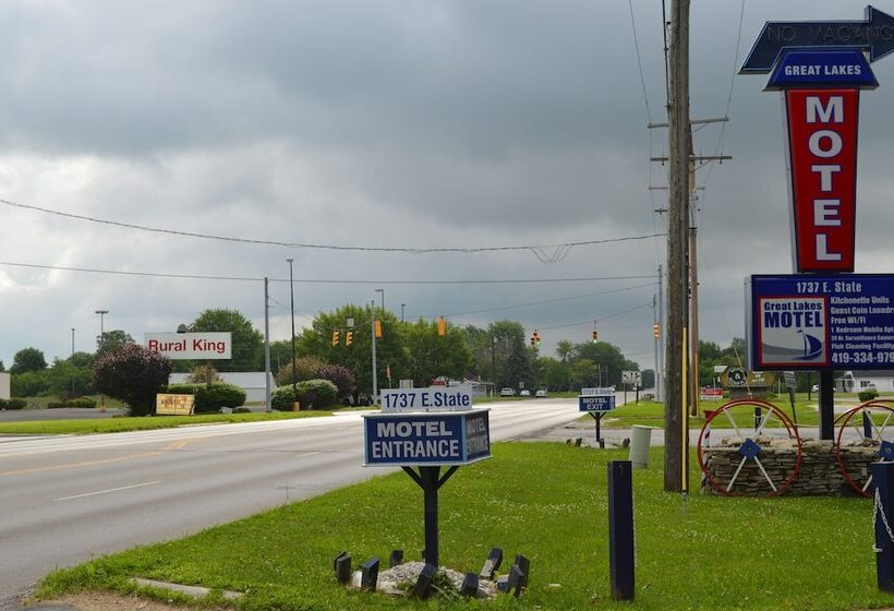 Great Lakes Motel