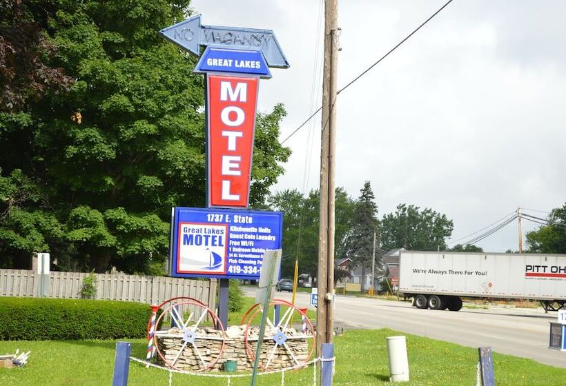 Great Lakes Motel
