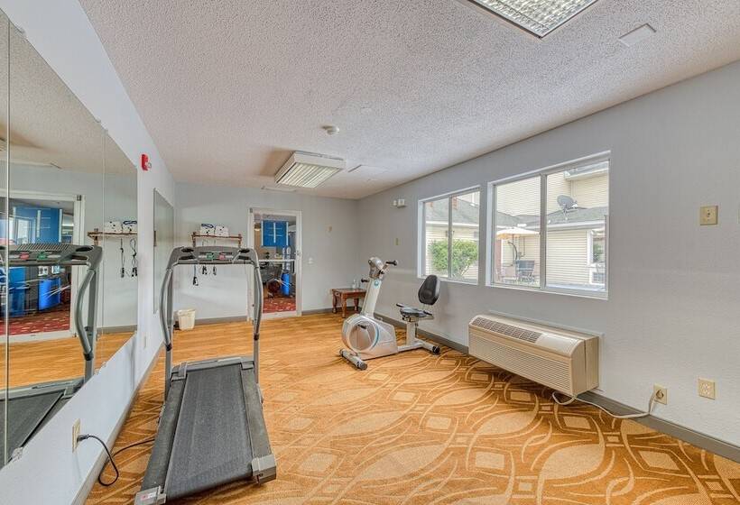 فندق American Inn And Suites Dundee