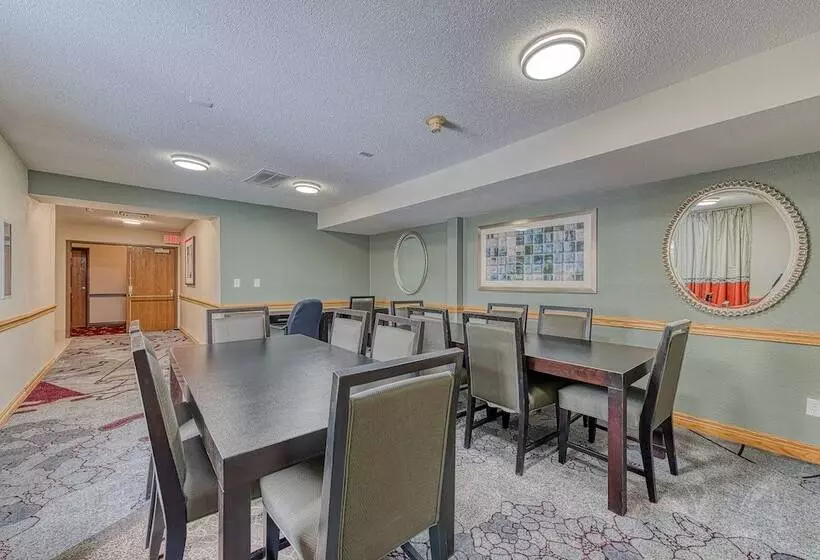 فندق American Inn And Suites Dundee