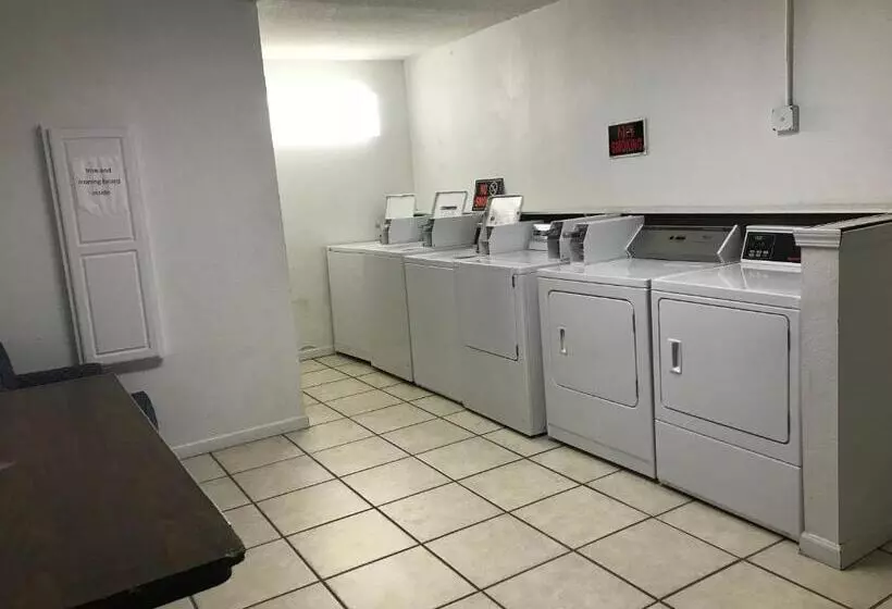 Отель Carmel Inn And Suites Thibodaux