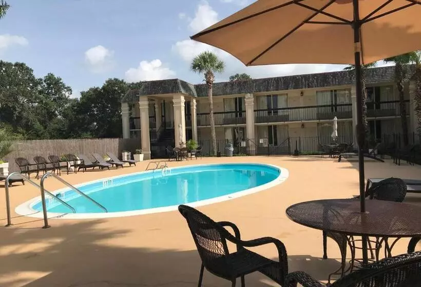 Отель Carmel Inn And Suites Thibodaux